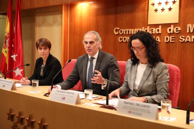 El consejero de Sanidad, Enrique Ruiz Escudero junto a la ya exdirectora de Salud Pública de la Consejería de Sanidad, Yolanda Fuentes, y la subdirectora médica del hospital Carlos III, Concepción Prados