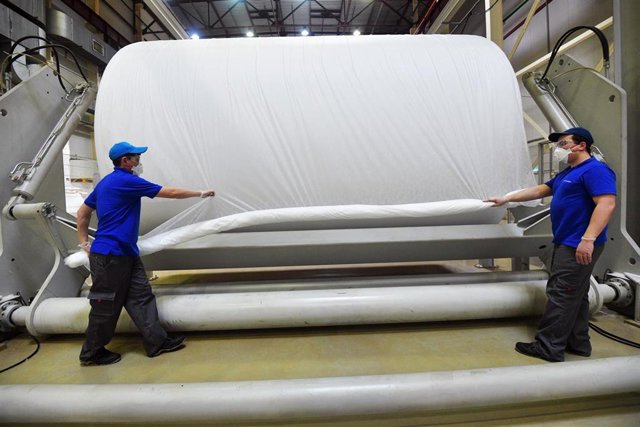 Trabajadores en una fábrica de Moscú