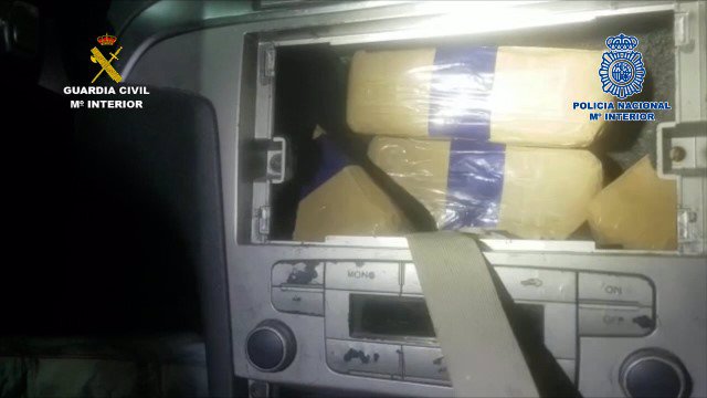 Fardos de hachís en el interior de un vehículo