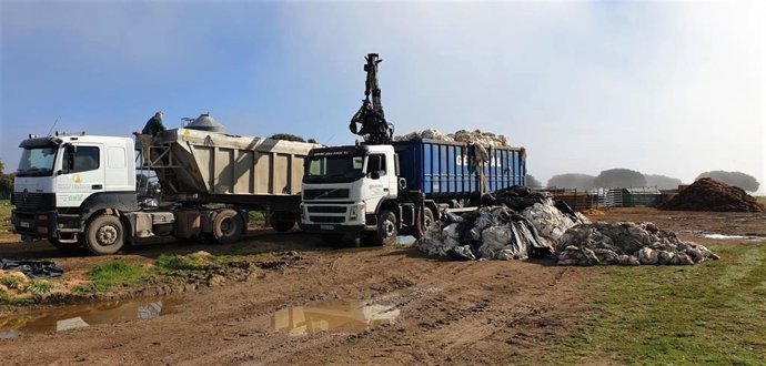 Recogida de plásticos ganaderos en una explotación de la provincia de Palencia.