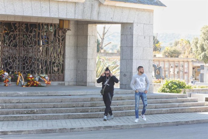 Dos hombres en las inmediaciones del panteón donde está enterrado el cuerpo de Francisco Franco, en el cementerio de El Pardo-Mingorrubio.