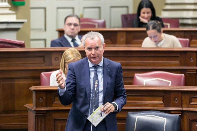 El consejero de Transportes del Gobierno de Canarias, Sebastián Franquis, en el Pleno del Parlamento