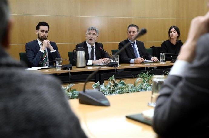 El secretario de Estado de Seguridad, Rafael Pérez (1i), junto al ministro de Interior, Fernando Grande-Marlaska (2i), durante la presentación del Informe de Personas Desparecidas de 2019