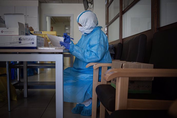 Una voluntria de l'ONG Proactiva Open Arms en la Residncia Geriátrica Redós de Sant Pere de Ribes on estan realitzant tests rpids de Covid-19 a residents i treballadors sanitaris, a 30 d'abril de 2020.