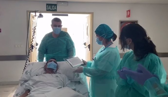 Un paciente de covid-19 sale de la UCI en el Hospital La Inmaculada (Almería) y entrega una placa a los sanitarios