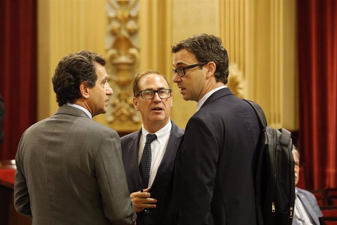 El portavoz adjunto del PP en el Parlament de Baleares, Toni Costa (derecha), conversa con el portavoz del PP, Biel Company, en la sala de plenos del Parlament.