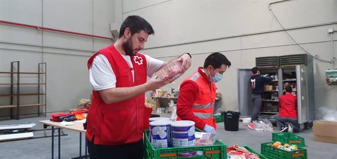 Voluntarios de Cruz Roja en el almacén de repartos de alimentos del BEC