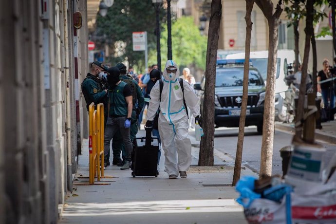 Efectivos de la Guardia Civil registran el domicilio de un presunto yihadista detenido que buscó objetivos bajo el estado de alarma, en el centro de Barcelona, el 8 de mayo de 2020.