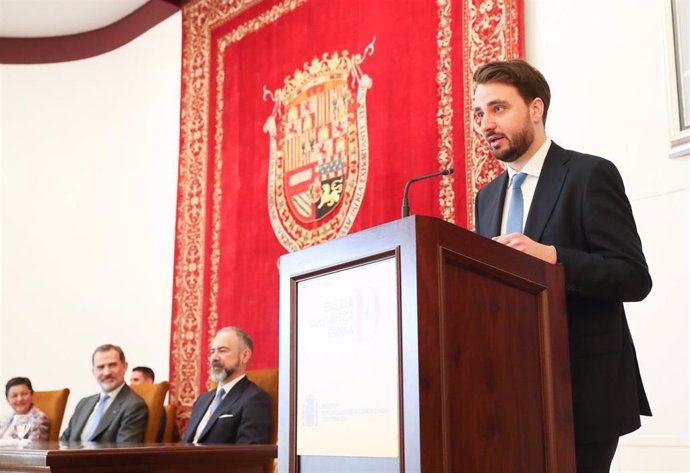 Uno de los nuevos secretarios de la Escuela Diplomática, interviene durante el acto de entrega del  Rey Felipe VI de los Reales Despachos a los nuevos secretarios de embajada de la LXXI Promoción.