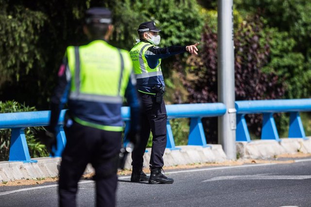 Dos agentes de la Policía Municipal de Madrid en un control policial 