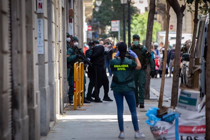 Traslladen al presumpte gihadista que va cercar objectius sota l'estat d'alarma Detingut a Barcelona a dependncies policials, el 8 de maig de 2020.
