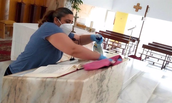 Limpieza ante el coronavirus en una iglesia de Almería