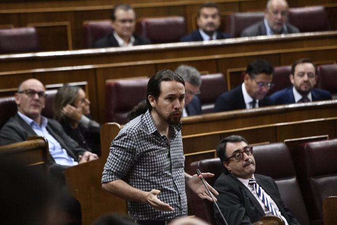 El líder de Podemos, Pablo Iglesias, interviene durante la sesión de control al Gobierno en el Congreso con el portavoz del PNV, Aitor Esteban, sentado a la derecha de la imagen 