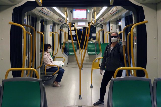 Viajeros con mascarillas en el metro de Málaga durante la fase 0 de la desescalada del Gobierno en el inicio de la semana 8 del estado de alarma decretado por el coronavirus. En Málaga (Andalucía, España), a 04 de mayo de 2020.