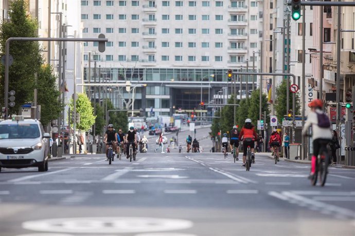 Congestión de personas haciendo deporte en bicileta por la Calle Gran Vía