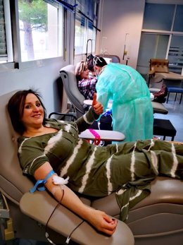 Personas donando sangre en los CTS.