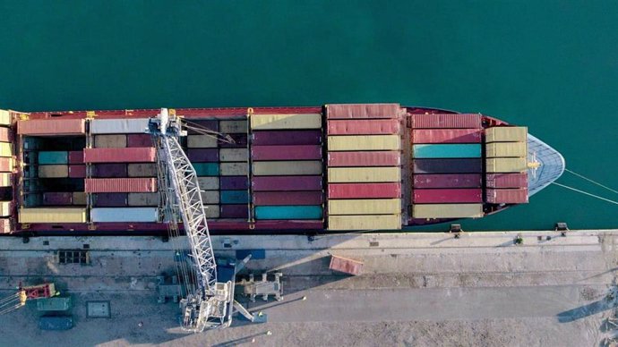 Carga de contenedores en el puerto de Almería vista desde un dron