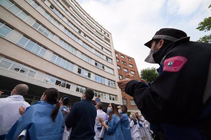 La Policía Municipal de Madrid y los sanitarios del Hospital Fundación Jiménez Díaz aplauden en apoyo a los profesionales fallecidos por coronavirus y sus familias durante a Pandemia Covid-19.