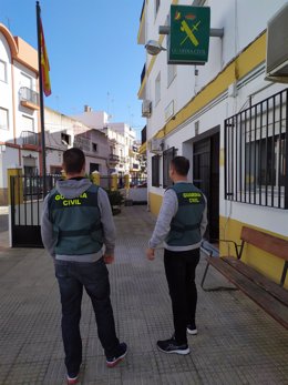 Imagen de dos agentes en el cuartel de la Guardia Civil de Isla Cristina