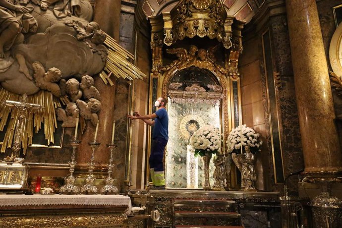 Un hombre realiza tareas de mantenimiento en el Basílica del Pilar, que pdría reabrir sus puertas si Aragón pasa a la fase 1 de la desescalada
