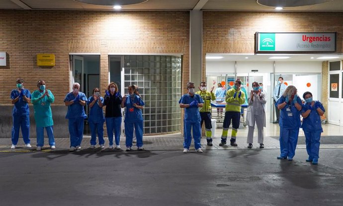 Personal sanitario del hospital Virgen del Rocio de Sevilla aplauden en la puerta de Urgencia del centro. Sevilla a 18 de marzo 2019