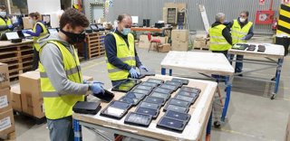 Donación de tabletas por parte de Indra para ayudar a menores en situación de vulnerabilidad o riesgo social a realizar sus tareas educativas durante la crisis del Covid-19