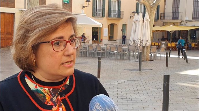 La portavoz del PP en el Ayuntamiento de Palma, Mercedes Celeste, valora ante los medios las nuevas medidas aplicadas a las terrazas de la capital balear.