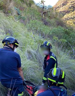 Los bomberos rescatan a un hombre tras una caída en el barranco de Tahodio
