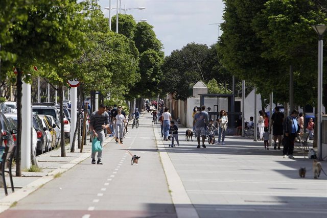 Personas paseando por la calle en Palma durante el estado de alarma.