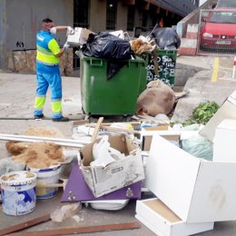 Un trabajador de Emaya retira residuos de la calle