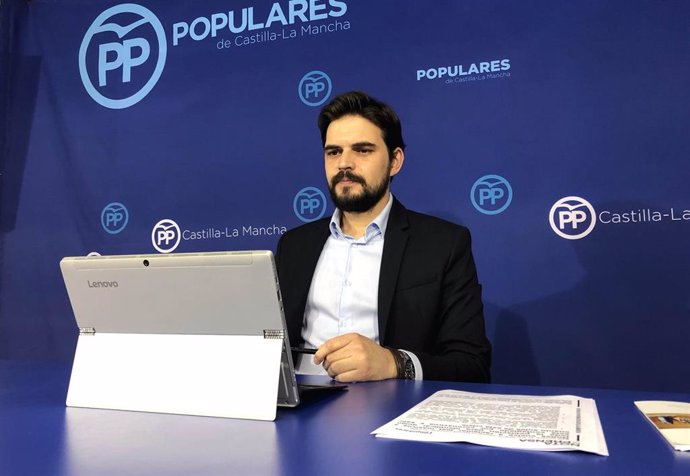 El portavoz del PP de Talavera, Santiago Serrano, en rueda de prensa.