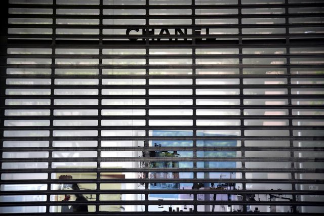 Fachada y letreros tiendas de lujo ubicadas en la capital que continúan cerradas como consecuencia de la crisis del Covid-19 en el país