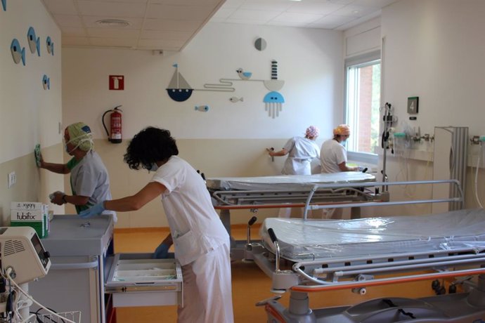 Profesionales de limpieza y del servicio de pediatría del Hospital Josep Trueta han acondicionado las urgencias pediátricas para recuperar la actividad