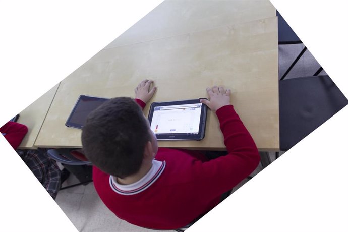 Un alumno utiliza una tablet.