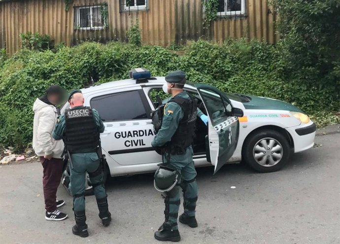 Operativo de la Guardia Civil en el poblado de O Vao, en Poio (Pontevedra).