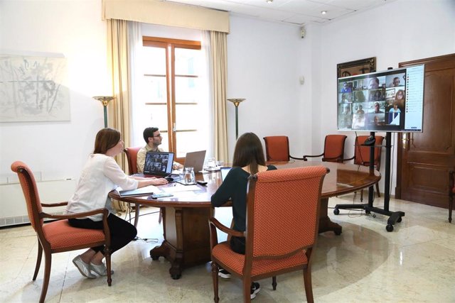 La presidenta del Govern, Francina Armengol, durante una reunión por videoconferencia con los alcaldes de los municipios del Pla de Mallorca.