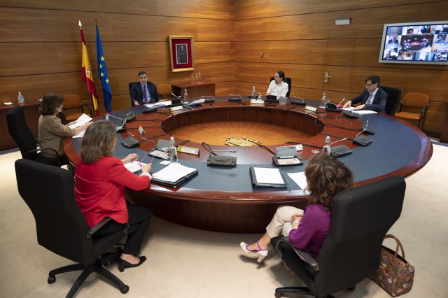 El presidente del Gobierno, Pedro Sánchez (3i) y el vicepresidente Pablo Iglesias, durante la reunión del Consejo de ministros extraordinario.