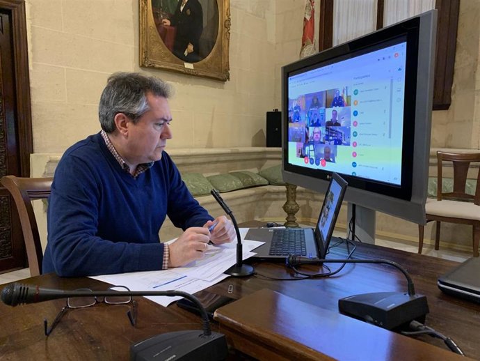 El alcalde de Sevilla, Juan Espadas, durante una videoconferencia