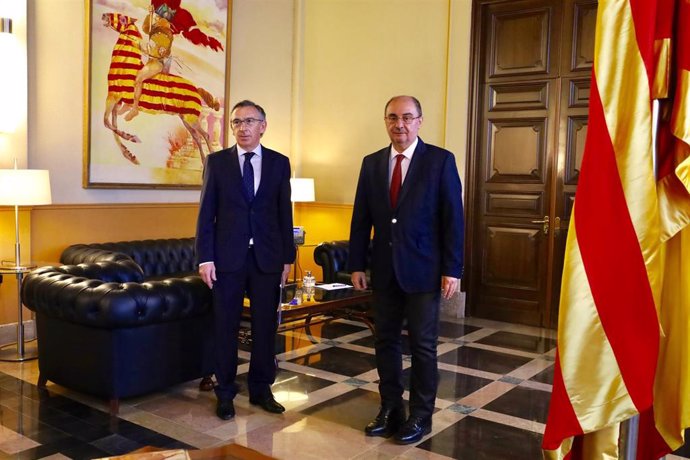 El presidente de Aragón, Javier Lambán (d), posa minutos antes de mantener un encuentro con el jefe de la oposición, el presidente del Partido Popular de Aragón, Luis María Beamonte (i), sobre la crisis sanitaria del Covid-19.