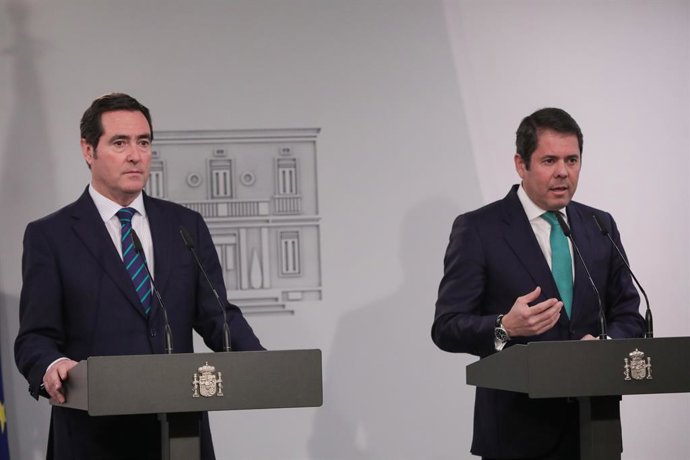 El presidente de la CEOE, Antonio Garamendi (izq) y el presidente de la Confederación Española de la Pequeña y Mediana Empresa Cepyme, Gerardo Cuerva (dech), en rueda de prensa tras la  firma el acuerdo de subida del Salario Mínimo Interprofesional (SMI)