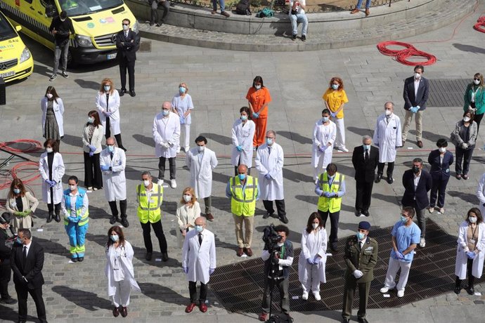 Varios sanitarios asisten a las celebraciones de la fiesta de la Comunidad de Madrid, este sábado 2 de mayo, en la madrileña Puerta del Sol, en Madrid (España), a 2 de mayo de 2020.