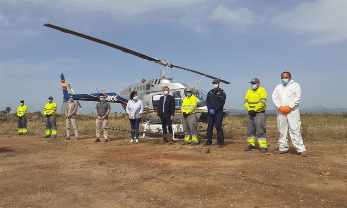 La regidora de Turismo, Sanidad y Consumo, Elena Navarro, el director general del área, Joaquin de Maria, y el responsable de la empresa adjudicataria de prevención de plagas, Lokímica, Alberto Chordá, en la actuación aérea.