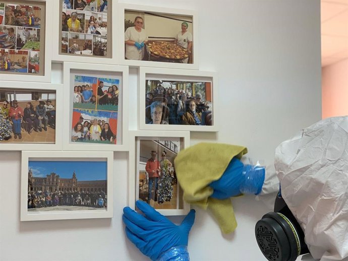 Los bomberos de la provincia de Sevilla desinfectan una residencia