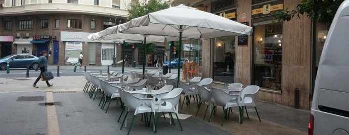 Imagen de la terraza de un bar en la ciudad de Valncia 