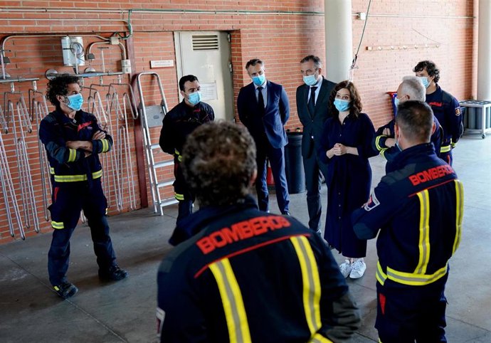 Isabel Díaz Ayuso, presidenta de la Comunidad de Madrid, visita el Parque de Bomberos en Las Rozas