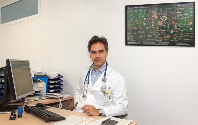 Alejandro Muñoz, reumatólogo del Virgen del Rocío