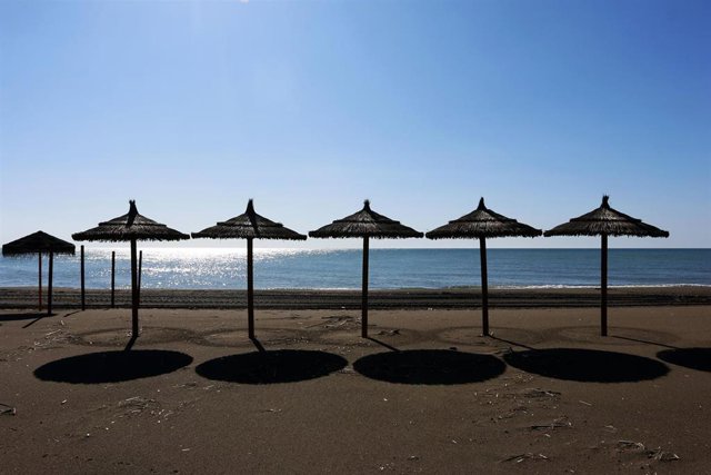 Playa de la provincia de Málaga cerrada debido al decreto de Estado de Alarma por el COVID-19. Málaga a 22 de abril del 2020