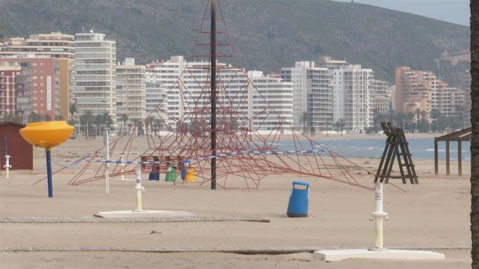 Zona de juegos de la playa de Cullera cerrada a causa del estado de alarma decretado por el coronavirus