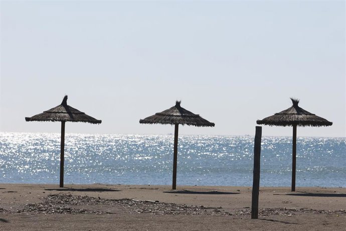 Playa en la provincia de Málaga cerrada debido al decreto de Estado de Alarma por el COVID-19. Málaga a 22 de abril del 2020