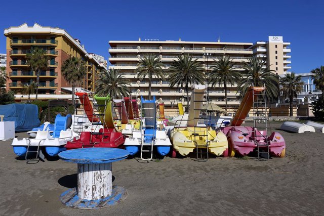 Vista de la playa Playamar en Torremolinos donde se encuentra cerrada junto a los restaurantes y chiringuitos debido al decreto de Estado de Alarma por el COVID-19. Málaga a 22 de abril del 2020